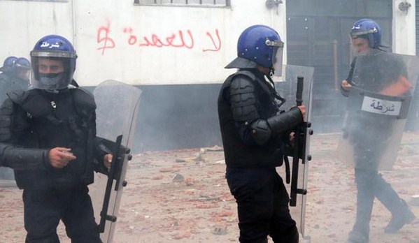 Cezayir'de gösteride 112 polis yaralandı