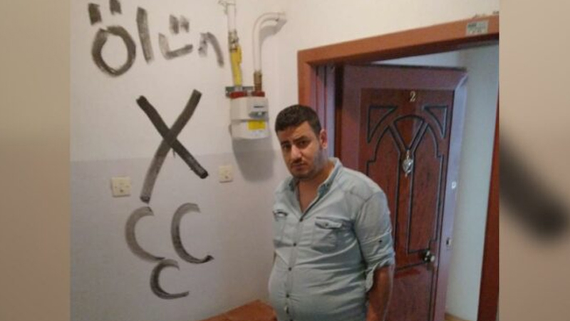 CHP İl Başkanlığı çalışanının kapısına üç hilal çizip, 'ölün' yazdılar