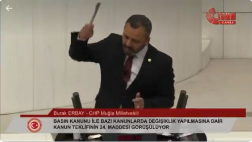 CHP Muğla Milletvekili Burak Erbay TBMM Genel Kurulu'nda çekiçle cep telefonunu kırdı