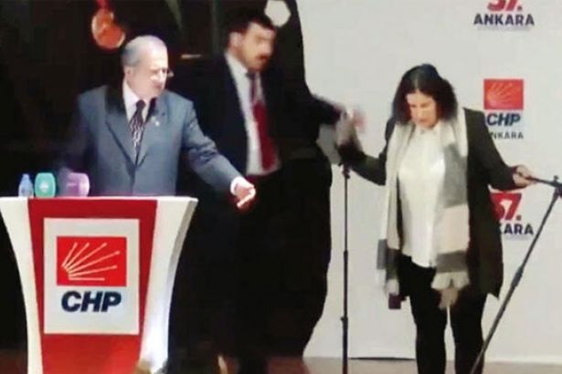 CHP'de olaylı kongre: Mikrofon devrildi, su şişesi fırlatıldı, yumruklaşma yaşandı