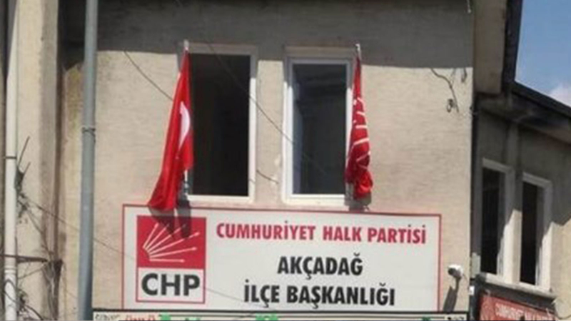 CHP'li Ağbaba ve İlçe Başkanı Ali Aslan'ın da bulunduğu CHP Akçadağ İlçe Başkanlığı'na silahlı saldırı