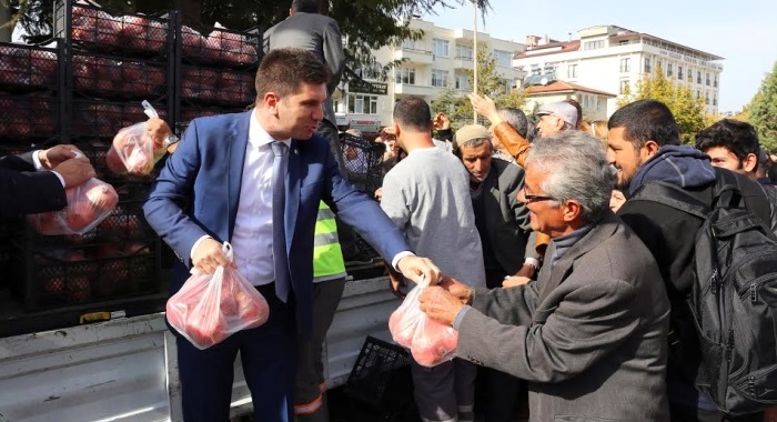CHP'li belediye halka ücretsiz olarak 22 ton nar dağıttı 