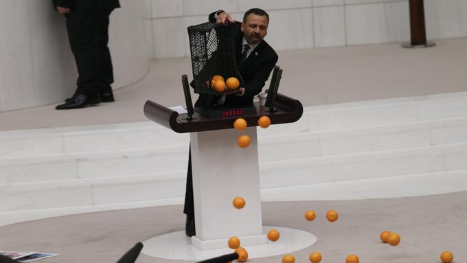 CHP’li Erbay'dan Meclis'te portakallı tepki: 'Bu portakallar sayesinde okudum, üretici zor durumda'
