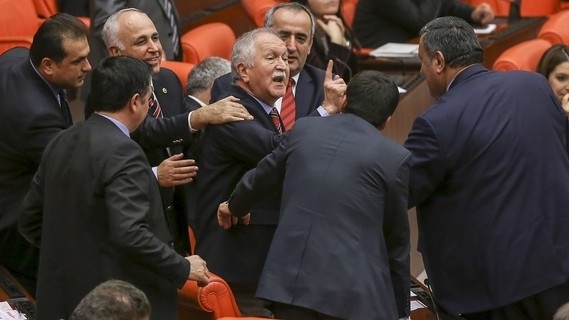 CHP'li vekilden AKP'li vekile: Seni yerim!