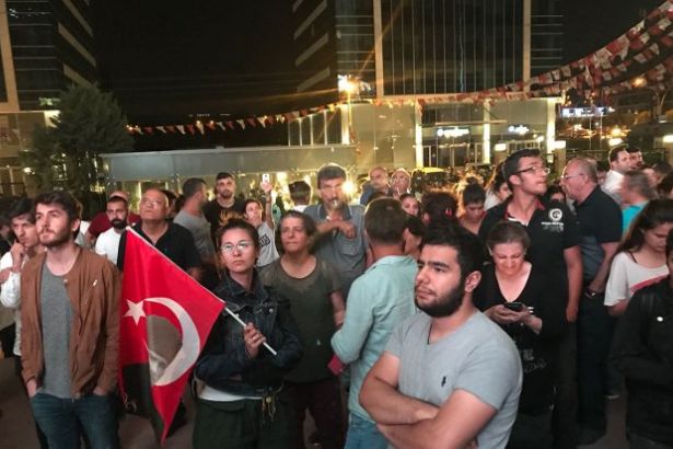 CHP'liler Genel Merkez önünde Kılıçdaroğlu'ndan açıklama talep ediyor