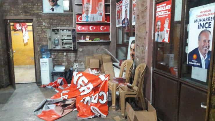 CHP’nin seçim merkezine saldırı: Yaralılar var