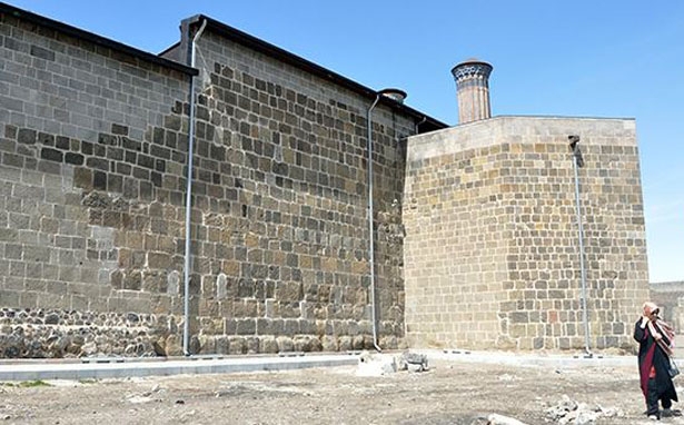 Çifte Minareli Medrese duvarına boru döşenmesi tepki gördü!