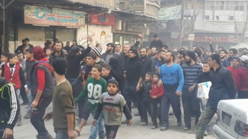 Cihatçılar, kendilerini protesto eden Suriyeliler'in üstüne ateş açtı