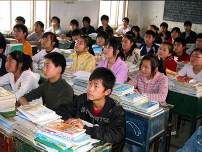 Çin'de, karşı cins öğrencilere yarım metre yasağı!