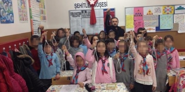 Çocuklara idam ipi tutturan sınıf öğretmeni açığa alındı