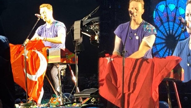 Coldplay konserde Türk bayrağı açtı!