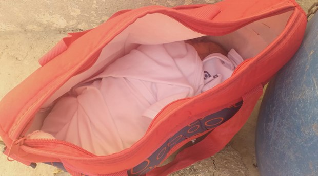 Çöp kovasının yanında, çanta içinde bebek bulundu