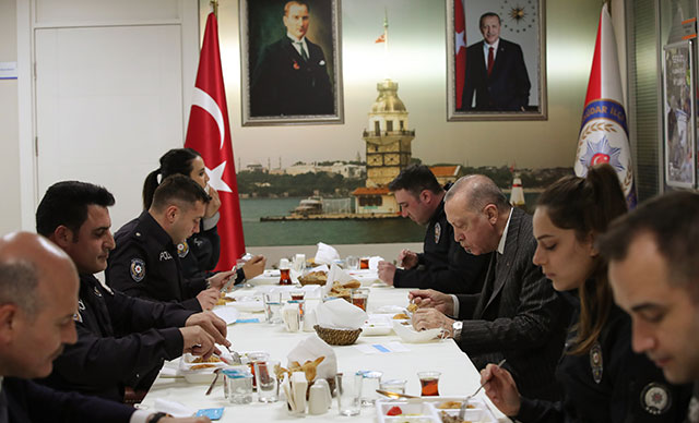 Cumhurbaşkanı Erdoğan polislerle iftar yaptı 