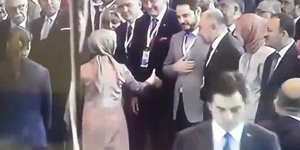 Damat Albayrak, Sare Davutoğlu'nun elini havada bıraktı!