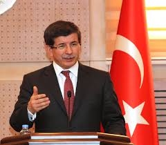 Davutoğlu afişlerini yırtınca gözaltına alındı!