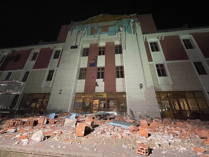 Deprem nedeniyle Düzce Adliyesi'nde büyük hasar meydana geldi