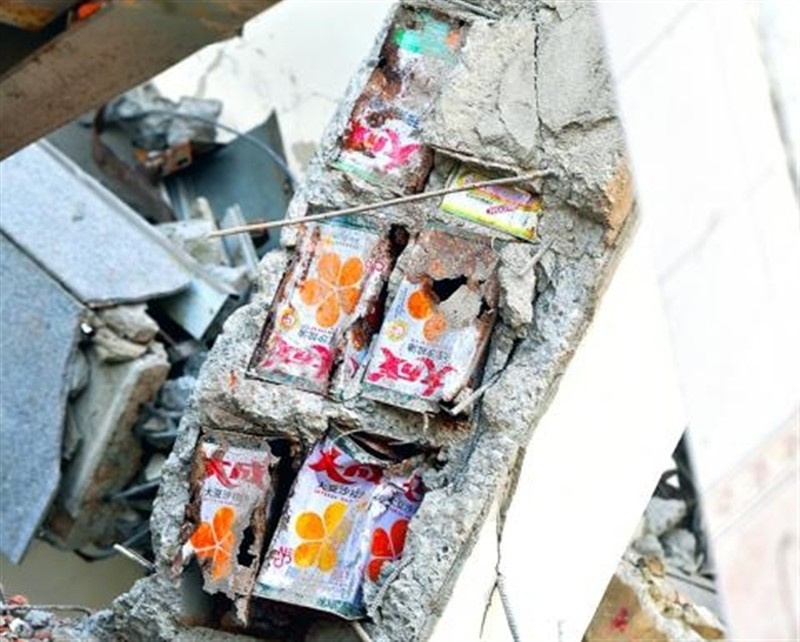 Depremde yıkılan binaların duvarlarından teneke kutular çıktı!