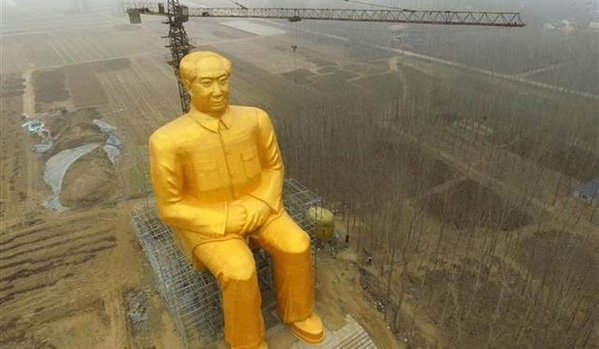 Dev Mao heykelini yıktılar!
