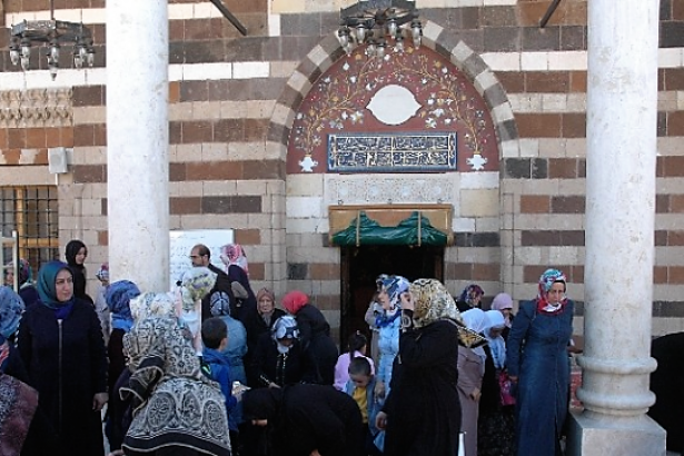 Diyanet: Camilerde iki kapı olacak, kadınlar ayrı kapıdan girip çıkacak