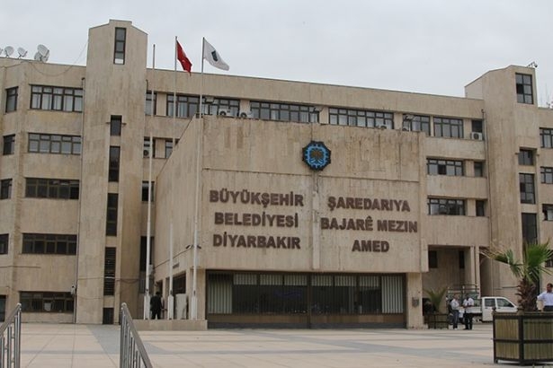  Diyarbakır Büyükşehir Belediyesi'ndeki Kürtçe tabela kaldırıldı