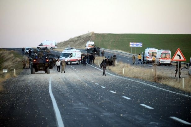 Diyarbakır'da askeri aracın geçişi sırasında patlama! Yaralılar var...