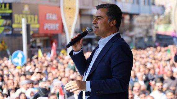 Diyarbakır'da binlerce kişi, Van Büyükşehir Belediyesi'nde mazbatanın Abdullah Zeydan'a geri verilmesi kararını kutluyor