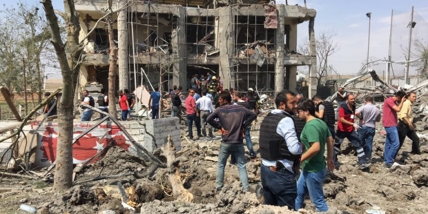 Diyarbakır'da bombalı saldırı! 3 kişi yaşamını yitirdi, 25 yaralı...