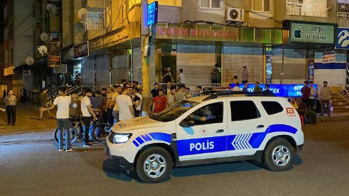 Diyarbakır'da kuyumcuya ulaşamayan müşteriler iş yeri önünde toplandı 