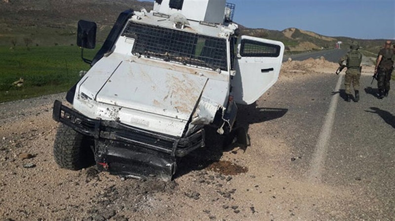 Diyarbakır'da polis aracına bombalı saldırı!