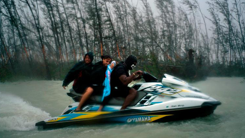 Dorian Kasırgasından 100 kişi jet skiyle kurtarıldı