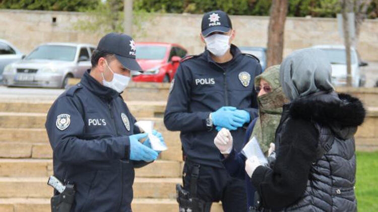 Dört polis memuruna 3 bin 600 TL maske cezası
