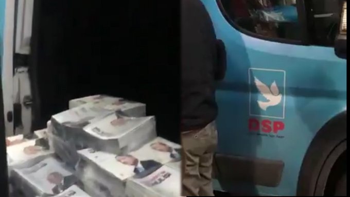 DSP aracına AKP broşürleri yüklenirken görüntülendi