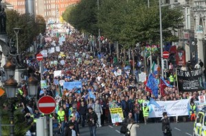 İrlanda'da yüz bin kişi suyun özelleştirilmesine karşı yürüdü!