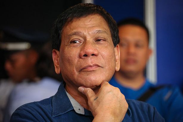 Duterte: Daha önce de birisini helikopterden attım, şimdi neden yapmayayım?
