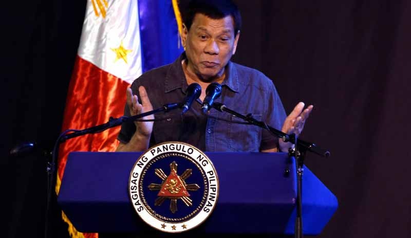 Duterte kadın etkinliğinde: Sizi deli kadınlar, orospular!