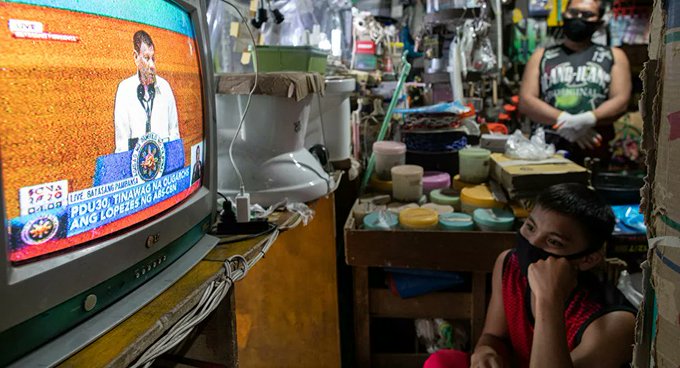 Duterte: Maskelerinizi benzinle dezenfekte edin 