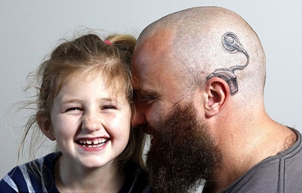 Duyma engelli kızı için dövme yaptırdı!