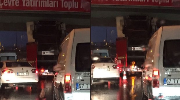 E-5'te TIR üst geçide takıldı; İstanbul trafiği kilitlendi