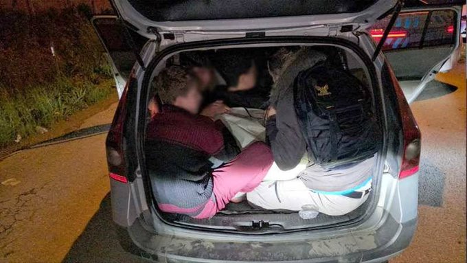 Edirne'de araçtan 14 kaçak göçmen çıktı, 3 göçmen yine kaçtı