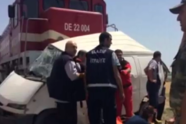 Elazığ'da tren minibüse çarptı! 7 ölü...