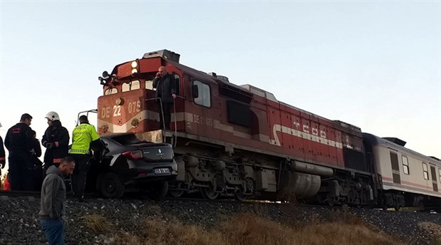 Elazığ'da tren otomobile çarptı: 2 ölü