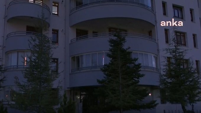 Elektriği kesilen Kılıçdaroğlu'na apartmandaki komşuları mum yakarak destek oldu