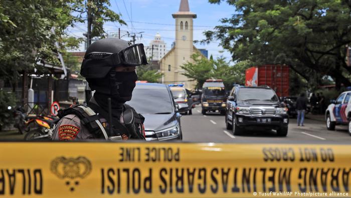 Endonezya'da kilise önünde intihar saldırısı: 14 yaralı