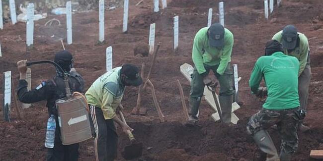 Endonezya’da maske takmayanlara mezar kazma cezası