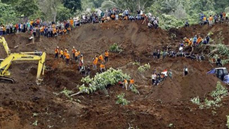 Endonezya'da sel: 12 ölü, 8  kayıp