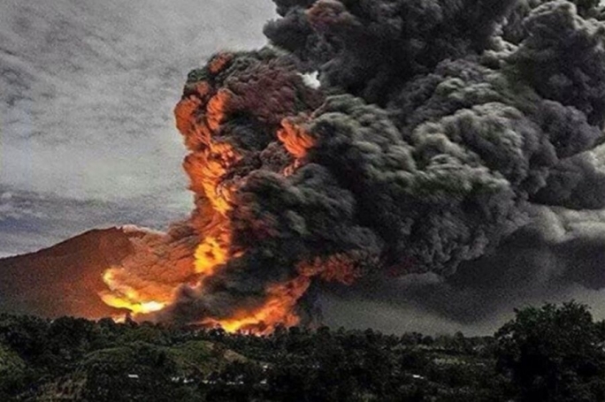 Endonezya'da yanardağ patladı: 7 ölü!