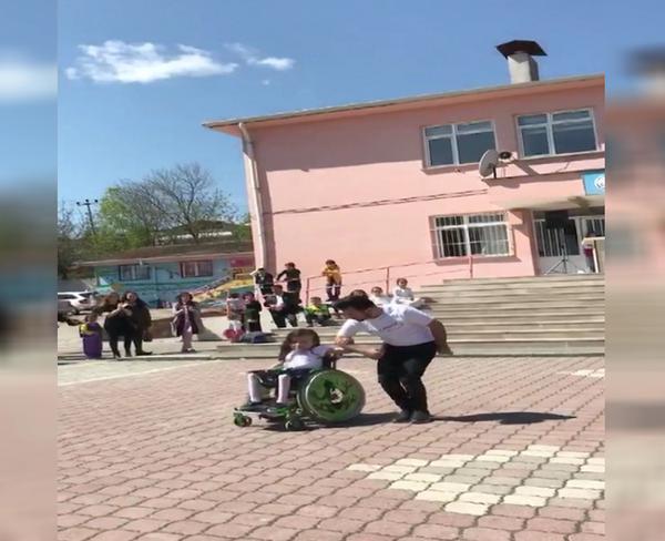 Engelli öğrencisiyle dans eden öğretmen sosyal medyanın gündeminde