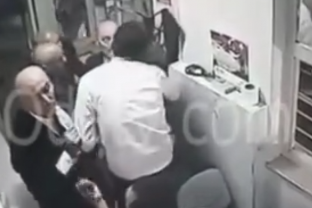 Erdoğan Bayraktar güvenlik görevlisini dövdü!
