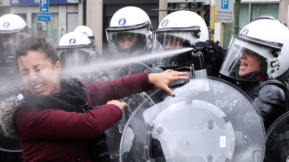 Erdoğan: Bizim polisimiz insaflı, kendi polisleri neler yapıyor
