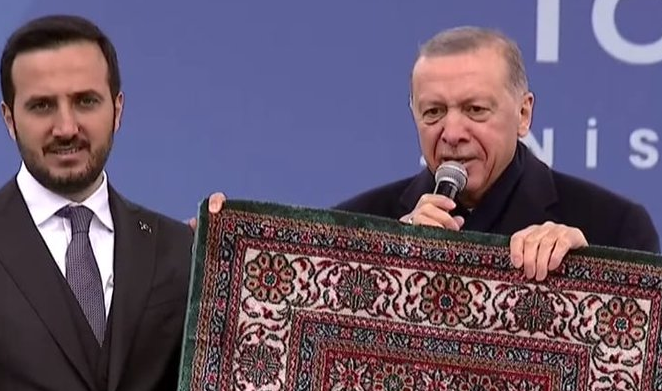 Erdoğan: Bu seccade ayakkabılarla basmak için değil ha